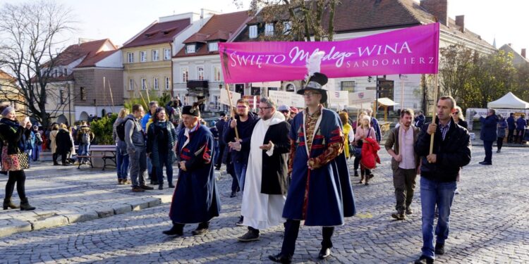 Główne obchody Święta Młodego Wina w Sandomierzu - Radio Kielce 16.11.2019. Sandomierz. Festiwal Młodego Wina / Piotr Kwaśniewski / Radio Kielce