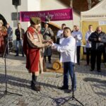 16.11.2019. Sandomierz. Festiwal Młodego Wina. Na zdjęciu (od lewej): Marcin Marzec - burmistrz Sandomierza i Mateusz Paciura - wiceprezes Sandomierskiego Stowarzyszenia Winiarzy / Piotr Kwaśniewski / Radio Kielce