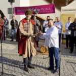 16.11.2019. Sandomierz. Festiwal Młodego Wina. Na zdjęciu (od lewej): Marcin Marzec - burmistrz Sandomierza i Mateusz Paciura - wiceprezes Sandomierskiego Stowarzyszenia Winiarzy / Piotr Kwaśniewski / Radio Kielce