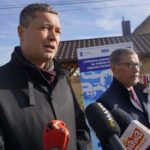 19.11.2019. Kowala. Konferencja władz gminy i prezesa Wodociągów Kieleckich. Na zdjęciu (od lewej): Sebastian Nowaczkiewicz - wójt gminy Sitkówka - Nowiny, Henryk Milcarz - prezes Wodociągów Kieleckich / Wiktor Dziarmaga / Radio Kielce