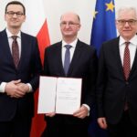 27.11.2019 Warszawa. Wręczenie nominacji na funkcję sekretarza stanu w MSZ dla Piotra Wawrzyka. Na zdjęciu (od lewej): premier Mateusz Morawiecki, wiceminister Piotr Wawrzyk i Jacek Czaputowicz - minister spraw zagranicznych / Krystian Maj / KPRM