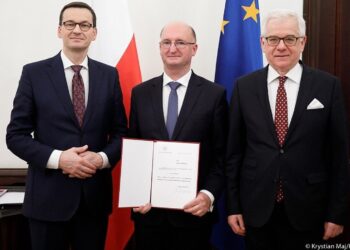 27.11.2019 Warszawa. Wręczenie nominacji na funkcję sekretarza stanu w MSZ dla Piotra Wawrzyka. Na zdjęciu (od lewej): premier Mateusz Morawiecki, wiceminister Piotr Wawrzyk i Jacek Czaputowicz - minister spraw zagranicznych / Krystian Maj / KPRM