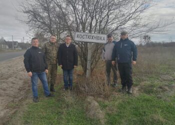 Kostiuchnówka. Ostrowiecka delegacja. Na zdjęciu (od lewej): Jakub Mazur - ZHP, Dariusz Kaszuba - ostrowiecki Strzelec, Wojciech Lesiak - Urząd do Spraw Osób Represjonowanych i Kombatantów, Tomasz Kwiatkowski - instruktor Strzelca, Dariusz Czupryński - ZHP / Dariusz Kaszuba