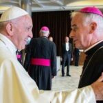 Na zdjęciu (od lewej): Ojciec Święty Franciszek - biskup Marian Florczyk / www.diecezja.kielce.pl