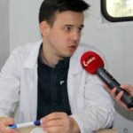 18.11.2019. Kielce. Mobilna klinika Fundacji NEUCA dla Zdrowia. Kamil Wiewióra, specjalista z zakresu profilaktyki / Krzysztof Bujnowicz / Radio Kielce