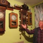02.11.2019 Skalbmierz. Kolekcja zegarów Zenona Skrobacza. Na zdjęciu: Zenon Skrobacz / Marta Gajda / Radio Kielce