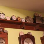 02.11.2019 Skalbmierz. Kolekcja zegarów Zenona Skrobacza / Marta Gajda / Radio Kielce