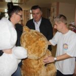 27.11.2019. Kielce. Dzieci z oddziału onkohematologicznego otrzymały pluszowe maskotki / Krzysztof Bujnowicz / Radio Kielce