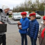 02.11.2019. Busko-Zdrój. Kwesta na buskim cmentarzu parafialnym / Marta Gajda