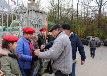 Kolejna kwesta na buskim cmentarzu - dla pamięci i historii - Radio Kielce Kolejna kwesta na buskim cmentarzu - dla pamięci i historii