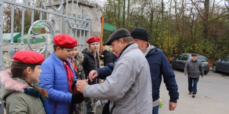 Kolejna kwesta na buskim cmentarzu - dla pamięci i historii - Radio Kielce Kolejna kwesta na buskim cmentarzu - dla pamięci i historii