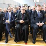 08.11.2019 Chroberz. Obchody 70-lecia istnienia Zespołu Szkół Centrum Kształcenia Rolniczego. Na zdjęciu (od prawej): Szymon Giżyński - Sekretarz Stanu w Ministerstwie Rolnictwa i Rozwoju Wsi, ks. bp Andrzej Kaleta - biskup pomocniczy diecezji kieleckiej / Marta Gajda / Radio Kielce