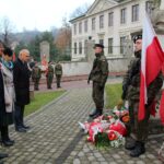 11.11.2019 Pińczów. Obchody Święta Niepodległości. Na zdjęciu (od lewej): Zbigniew Kierkowski - starosta powiatu pińczowskiego, Wioletta Usnarska - sekretarz powiatu i Ryszard Barna - wicestarosta powiatu / Marta Gajda / Radio Kielce