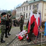 11.11.2019 Pińczów. Obchody Święta Niepodległości. Kwiaty składają przedstawiciele Muzeum Regionalnego w Pińczowie na czele z Justyną Dziadek - dyrektor muzeum (w środku) / Marta Gajda / Radio Kielce