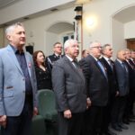 11.11.2019 Pińczów. Obchody Święta Niepodległości. Na zdjęciu (od lewej): Zbigniew Koniusz - radny powiatu, poseł Krzysztof Lipiec, poseł Czesław Siekierski, Włodzimierz Badurak - burmistrz Pińczowa, Ryszard Barna - wicestarosta powiatu pińczowskiego, Tadeusz Sułek - wójt gminy Złota, Zbigniew Kierkowski - starosta powiatu pińczowskiego / Marta Gajda / Radio Kielce