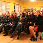 Owczary, gm. Busko-Zdrój. Mieszkańcy sprzeciwiają się planom budowy 60-metrowego masztu telefonii komórkowej, który ma stanąć w środku wsi. Na zdjęciu (od lewej): Janina Borto - sołtys Owczar; Andrzej Tracz - naczelnik Wydziału Budownictwa, Urbanistyki i Ochrony Środowiska; Waldemar Sikora - burmistrz Buska-Zdroju; Robert Burchan - przewodniczący Rady Miejskiej w Busku-Zdroju / Marta Gajda / Radio Kielce