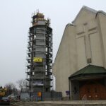 25.11.2019. Busko-Zdrój. Budowa dzwonnicy przy kościele św. Brata Alberta / Marta Gajda / Radio Kielce