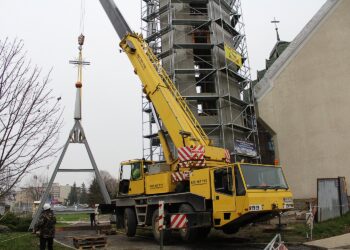 25.11.2019. Busko-Zdrój. Budowa dzwonnicy przy kościele św. Brata Alberta / Marta Gajda / Radio Kielce