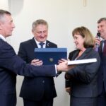 26.11.2019 Pińczów. Uroczysta sesja rady powiatu. Pożegnanie Zbigniewa Koniusza, który został wojewodą świętokrzyskim. Na zdjęciu (od lewej): Ireneusz Gołuszka - przewodniczący rady powiatu, Zbigniew Koniusz - wojewoda świętokrzyski, Jadwiga Irla - radna powiatu i Zbigniew Kierkowski - starosta pińczowski / Marta Gajda / Radio Kielce