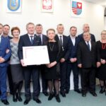 26.11.2019 Pińczów. Uroczysta sesja rady powiatu. Pożegnanie Zbigniewa Koniusza, który został wojewodą świętokrzyskim. Na zdjęciu: Zbigniew Koniusz - wojewoda świętokrzyski (piąty od lewej) z radnym powiatu pińczowskiego / Marta Gajda / Radio Kielce