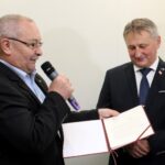 26.11.2019 Pińczów. Uroczysta sesja rady powiatu. Pożegnanie Zbigniewa Koniusza, który został wojewodą świętokrzyskim. Na zdjęciu (od lewej): Krzysztof Wąsik - dyrektor DPS w Pińczowie i Zbigniew Koniusz - wojewoda świętokrzyski / Marta Gajda / Radio Kielce