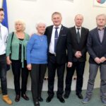 26.11.2019 Pińczów. Uroczysta sesja rady powiatu. Pożegnanie Zbigniewa Koniusza, który został wojewodą świętokrzyskim. Na zdjęciu: Zbigniew Koniusz (czwarty od lewej) wraz z rodziną / Marta Gajda / Radio Kielce