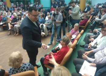 02.11.2019. Skarżysko-Kamienna. Wręczenie Ogólnopolskich Kart Seniora. Na zdjęciu: Konrad Krönig - prezydent Skarżyska-Kamiennej / Anna Głąb