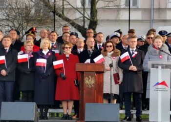 11.11.2019 Kielce. Wojewódzkie obchody Święta Niepodległości. Na zdjęciu (w pierwszym rzędzie od lewej): Andrzej Pruś - przewodniczący sejmiku województwa, Dorota Koczwańska-Kalita - naczelnik kieleckiej delegatury IPN, Renata Janik - wicemarszałek województwa, poseł Maria Zuba, wiceminister Piotr Wawrzyk, wojewoda Agata Wojtyszek, senator Krzysztof Słoń i Katarzyna Bernat / Piotr Kwaśniewski / Radio Kielce