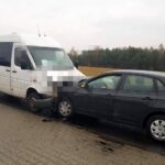 05.11.2019 Sztombergi. Wypadek z udziałem samochodu osobowego i busa / KPP Staszów