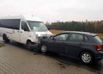 05.11.2019 Sztombergi. Wypadek z udziałem samochodu osobowego i busa / KPP Staszów