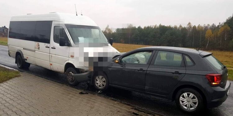 05.11.2019 Sztombergi. Wypadek z udziałem samochodu osobowego i busa / KPP Staszów