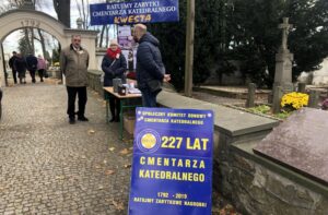 03.11.2019 Sandomierz. Kwesta na Cmentarzu Katedralnym / Grażyna Szlęzak-Wójcik / Radio Kielce