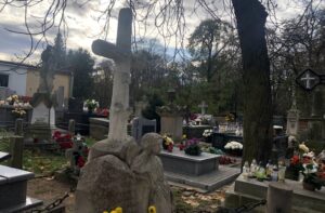 03.11.2019 Sandomierz. Zabytkowe nagrobki na Cmentarzu Katedralnym w Sandomierzu / Grażyna Szlęzak-Wójcik / Radio Kielce