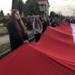 11.11.2019 Koprzywnica. Obchody Święta Niepodległości. Masz z wielką biało-czerwoną flagą / Grażyna Szlęzak-Wójcik / Radio Kielce