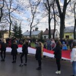 11.11.2019 Koprzywnica. Obchody Święta Niepodległości. Masz z wielką biało-czerwoną flagą / Grażyna Szlęzak-Wójcik / Radio Kielce