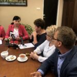 13.11.2019 Sandomierz. Podpisanie porozumienia kończącego spór  zbiorowy związków zawodowych z dyrekcją Szpitala Specjalistycznego. Na zdjęciu (od lewej): Krystyna Rzeszowiak - przewodnicząca Związku Zawodowego Pielęgniarek i Położnych w sandomierskim szpitalu, Anna Glibowska - przewodnicząca związku zawodowego NSZZ Solidarność w sandomierskim szpitalu, Beata Strzelecka - przewodnicząca Związku Zawodowego Pracowników Ochrony Zdrowia, Grażyna Szklarska - członek zarządu powiatu i starosta Marcin Piwnik / Grażyna Szlęzak-Wójcik / Radio Kielce