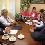 13.11.2019 Sandomierz. Podpisanie porozumienia kończącego spór  zbiorowy związków zawodowych z dyrekcją Szpitala Specjalistycznego. Na zdjęciu (od lewej): Marek Kos - dyrektor szpitala, Beata Wiater - wicedyrektor szpitala, Krystyna Rzeszowiak - przewodnicząca Związku Zawodowego Pielęgniarek i Położnych w sandomierskim szpitalu, Anna Glibowska - przewodnicząca związku zawodowego NSZZ Solidarność w sandomierskim szpitalu, Beata Strzelecka - przewodnicząca Związku Zawodowego Pracowników Ochrony Zdrowia, Grażyna Szklarska - członek zarządu powiatu i starosta Marcin Piwnik / Grażyna Szlęzak-Wójcik / Radio Kielce