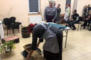 17.11.2019 Chwałki. Dzień Seniora. Widowisko o kiszeniu kapusty. Zespół Ocicanki / Grażyna Szlęzak-Wójcik / Radio Kielce