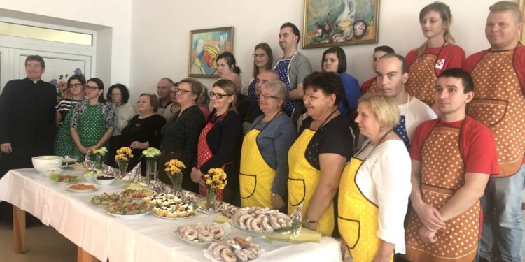 19.11.2019 Sandomierz. Wspólne gotowanie w ramach Światowego Tygodnia Ubogich / Grażyna Szlęzak-Wójcik / Radio Kielce