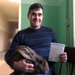 24.11.2019 Sandomierz. Wystawa Gołębi Rasowych i Drobiu Ozdobnego. Na zdjęciu Ireneusz Stępień hodowca królików z Sadłowic / Grażyna Szlęzak-Wójcik / Radio Kielce