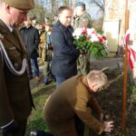 16.11.2019 Jakubowice. 75. rocznica śmierci Stanisława Bogusławskiego. Kwiaty składają (od lewej):  ppłk. Marcin Majewski - przedstawiciel 10. Świętokrzyskiej Brygady Obrony Terytorialnej, poseł Marek Kwitek i senator Jarosław Rusiecki / Emilia Sitarska / Radio Kielce