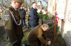 16.11.2019 Jakubowice. 75. rocznica śmierci Stanisława Bogusławskiego. Kwiaty składają (od lewej): ppłk. Marcin Majewski - przedstawiciel 10. Świętokrzyskiej Brygady Obrony Terytorialnej, poseł Marek Kwitek i senator Jarosław Rusiecki / Emilia Sitarska / Radio Kielce