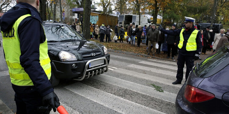 Kielce. Święto Zmarłych. Policja kieruje ruchem na ulicy Ściegiennego / Jarosław Kubalski / Radio Kielce