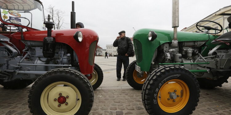 16.03.2017 Kielce. Traktory Ursus, model z 1964 roku. / Jarosław Kubalski / Radio Kielce