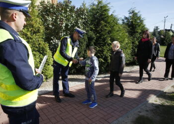 30.09.2018 Makoszyn. Policjanci pod kościołemrozdawali odblaski w ramach akcji „Dzień Odblasków” / Jarosław Kubalski / Radio Kielce