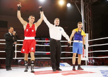 23.11.2018 Kielce. Mecz bokserski Polska - Rosja. Bartosz Gołębiewski i Aleksiej Semykin / Jarosław Kubalski / Radio Kielce