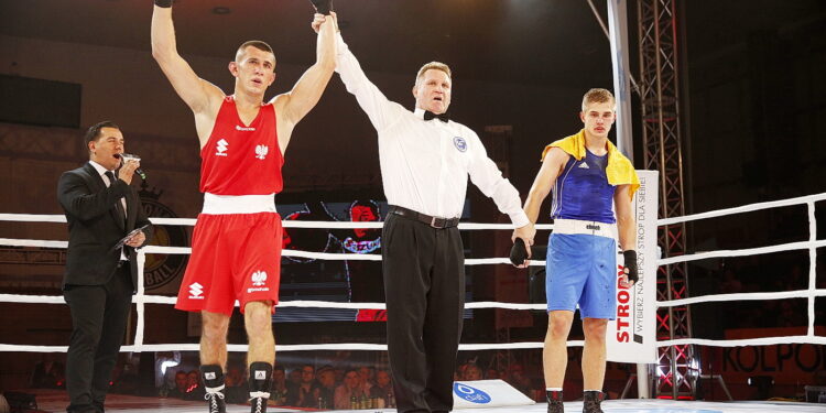 23.11.2018 Kielce. Mecz bokserski Polska - Rosja. Bartosz Gołębiewski i Aleksiej Semykin / Jarosław Kubalski / Radio Kielce