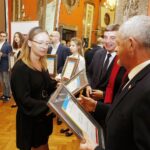 08.11.2019 Kielce. WDK. XX Gala Wręczenia Nagród i Wyróżnień „Talenty Świętokrzyskie”. Nagrody wręczają Andrzej Pruś - przewodniczący sejmiku, Renata Janik - wicemarszałek i Kazimierz Mądzik - kurator oświaty / Jarosław Kubalski / Radio Kielce