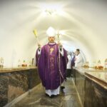 02.11.2019 Kielce. Dzień Zaduszny. Otwarcie krypty w której są pochowani kieleccy biskupi. Biskup Jan Piotrowski / Jarosław Kubalski / Radio Kielce