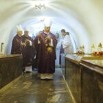 02.11.2019 Kielce. Dzień Zaduszny. Otwarcie krypty w której są pochowani kieleccy biskupi. Biskup Jan Piotrowski. Z lewej biskup Marian Florczyk i biskup Andrzej Kaleta / Jarosław Kubalski / Radio Kielce